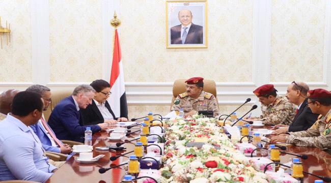 وزير الدفاع يلتقي في عدن رئيس بعثة الامم المتحدة لدعم اتفاق الحديدة 